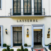 Le restaurant Lasserre à Paris arrivera t-il à trouver définitivement son chef ?