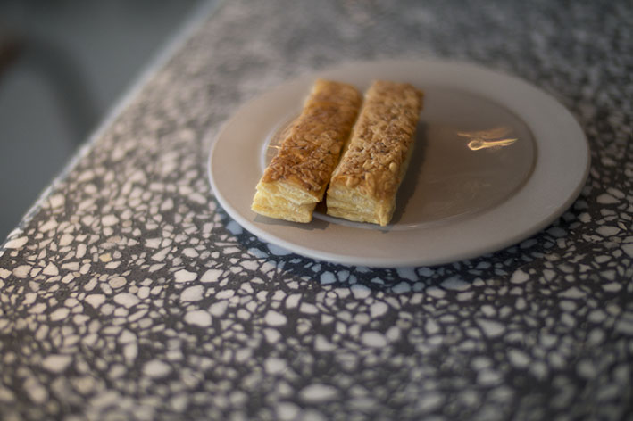 Les allumettes au fromage servies en amuse-bouche sont du plus bel effet sur la table en granito.