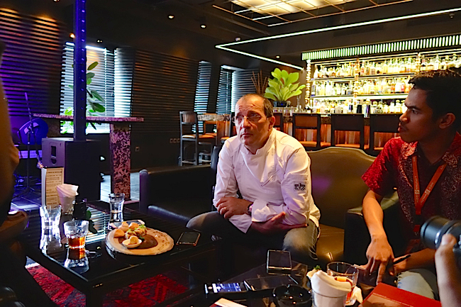 AMUZ reste son navire amiral, mais depuis il a développé APREZ plutôt tourné vers le catering haut de gamme, puis Artoz -Bar & Lounge, un bar très chi où l’on retrouve les meilleurs Whisky, Cognac & Cigares. Dernièrement il a créé – Aprez Café – dans un esprit snacking situé dans un complexe résidentiel d’appartements de luxe au coeur de Jakarta.