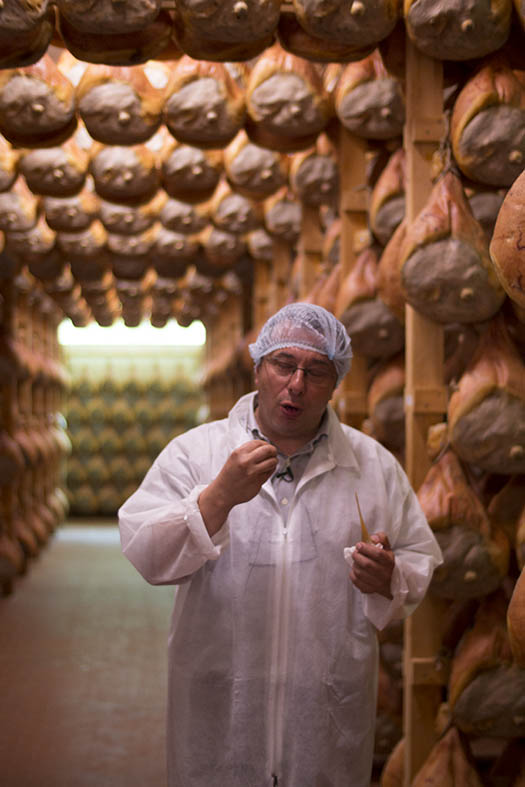 Le directeur d'une fabrique de jambons de Parme à Langhirano nous fait visiter son établissement et nous initie à la lente élaboration du prosciutto di Parma AOP.