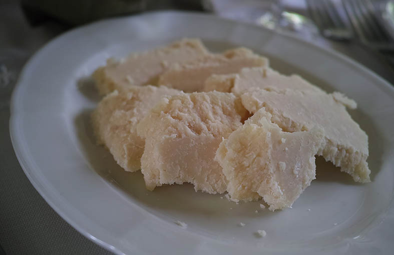 Éclats de parmesan jeune servis à la trattoria Masticabrodo, près de Parme.