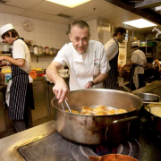 The Guardian rappelle à l’ordre le chef Michel Roux… ses cuisiniers veulent travailler plus !