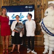La chaussure des chefs Michelin lancée en France … le chef Pascal Barbot remet une paire à la chef Adeline Grattard