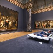 RijksMuseum – Il a pu dormir face aux plus grand Rembrandt et profiter d’une room service étoilé Michelin