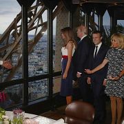 C’est Alain Ducasse qui a lui-même reçu les couples Macron et Trump au Jules Verne – les premières photos !