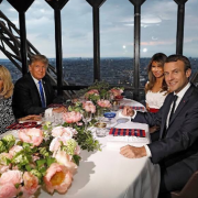 Menu dans la tradition de la cusine française à la Tour Eiffel pour les chefs d’Etats américain et français