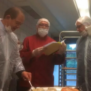  Lié au géant de la restauration collective Elior, le chef Alain Ducasse se penche sur les cantines