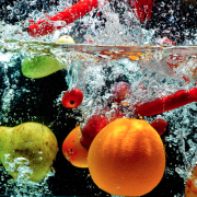 Pesticides – Pour les éliminer, nettoyez vos fruits et légumes dans de l’eau avec un pincée de bicarbonate de soude.