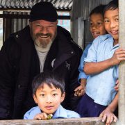 Philippe Etchebest profondément touché auprès des enfants au Népal, il soutient l’Association Pompiers Solidaires de Gironde