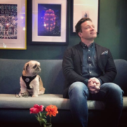 Pour la journée de l’animal domestique le chef Jamie Olivier pose avec son chien