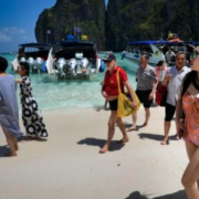 Avec l’arrivée des touristes chinois en masse, l’Asie du Sud-Est voit ses plages envahies