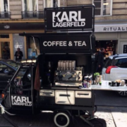 La Pause café version mini food Truck signé Karl Lagerfeld – des cafés gratuits distribués dans le quartier du Marais à Paris