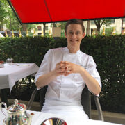 Focus sur Alexandre Dufeu, chef pâtissier au Plaza Athénée – F&S l’a rencontré au Cabana Café, la terrasse pop-up du palace