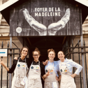 Refetorio Paris – Nina Metayer a réuni un bande de copines pour cuisiner au Foyer de la Madeleine