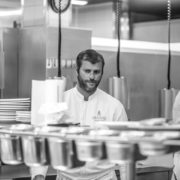 Christopher Coutanceau : cuisinier engagé – F&S a passé un service dans les cuisines du chef