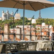 L’incroyable renouveau de la cuisine à Lyon – portée par une jeune génération de cuisiniers décomplexés qui a bourlingué, Food Court, Street Food, Rooftop – pour tout savoir