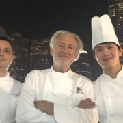 Scènes de Chefs – Pierre Gagnaire à Hong Kong, Nobu en séance de méditation, Guillaume Galliot retrouve Christophe Lerouy à Singapour, …