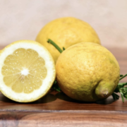 Citrons d’Espagne – Attention, traités avec divers pesticides pendant la culture, ils subissent un traitement chimique après la récolte