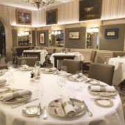 Découvrez la salle du restaurant Paul Bocuse à Collonges-Au-Mont-D’Or totalement relookée