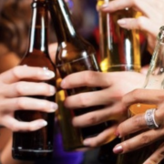 Bientôt un prix minimum pour l’alcool dans les lieux de fête ?