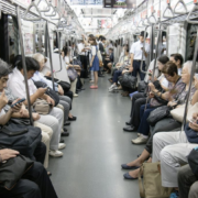 Pour permettre de décongestionner le métro de Tokyo, distribution de nouilles gratuites