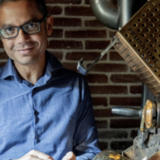 Veda Viraswami torréfacteur à la Manufacture Le Café Alain Ducasse à Paris s’impose au World Coffee Roasting