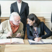 Le chef Alain Ducasse et la Maire de Paris Anne Hidalgo signent un  » Pacte pour L’Emploi « 