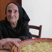 Ces mamies italiennes en réalisant leurs pâtes sauvegardent une forme d’art séculaire