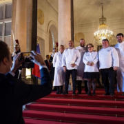 Cette photo restera dans l’histoire de la gastronomie – Le Président Macron  prenant en photo les chefs