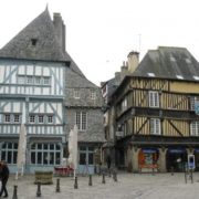 Le bâtiment qui abrite le restaurant  » Chez La Mère Pourcel  » à Dinan date de 561 ans