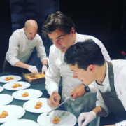 Scènes de chefs – Yannick Alléno à Séoul, Jean Imbert cuisine à la Tour Eiffel, Akrame chez Gérald Passédat, Alexandre Couillon à Saint-Tropez, …