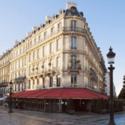 Fouquet’s – Réouverture de la brasserie rime avec défilé sur les Champs Elysées