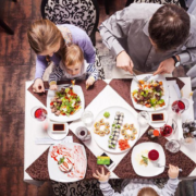 Les enfants à table au restaurant – peut-on les refuser ?