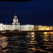Saint-Petersbourg une ville qui change d’aspect la nuit – Ballade sur la Neva pour découvrir les ponts levis se dresser