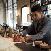 Paris : le Lutetia fait swinguer son bar – on a échangé avec le chef barman Nicola Battafarano