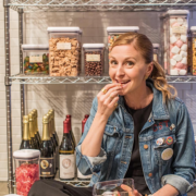 En ouvrant une boutique nouvelle génération sur 5000 m2 à New York, la chef pâtissière Christina Tosi va t’elle révolutionner l’univers de la pâtisserie ?