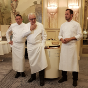 Alain Ducasse recevait hier soir au Louis XV à Monaco lors d’un dîner préparé par les chefs Romain Meder et Dominique Lory