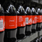 Dominique Crenn en appelle à Coca Cola pour changer de position sur l’utilisation du plastique