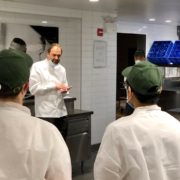  » Rallumer les lumières de sa cuisine  » – Le chef Daniel Humm transforme sa cuisine 3 étoiles à NYC en cuisine d’urgence