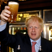 Angleterre – les bars et restaurants devraient rouvrir plus tôt que prévu précédemment, c’est le souhait du premier Ministre Boris Johnson