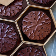 La Fleur de Cœur – une création spéciale Fête des Mères par le chef pâtissier Cédric Grolet pour Le Chocolat Alain Ducasse