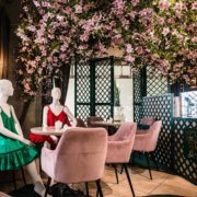 Insolite –  Des mannequins au restaurant pour relancer la restauration et le prêt-à-porter à Vilnius