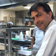 Yannick Alleno signe la carte de FRE, le restaurant du resort Réva – Cap sur Monforte d’Alba, au sud du Piemont en Italie