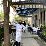 New York – Les salles de restaurants étant toujours fermées, le chef Daniel Boulud improvise des terrasses
