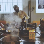 Michel Portos forme de jeunes détenus à la cuisine en vue de leur parcours de réinsertion