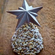 Pour les fêtes de fin d’année, le chef Christophe Michalak propose des décorations de Noël en chocolat
