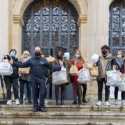 Le chef Fabrice Bonnot distribue 1500 paniers et repas aux étudiants Lyonnais