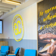 Le boulanger Gontran Cherrier peut enfin ouvrir sa boutique à l’aéroport  Roissy CDG Terminal 2B