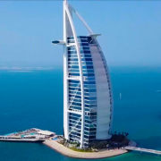 Pendant l’Exposition Universelle de Dubaï, le fameux hôtel « Burj al Arab » ouvre ses portes aux visiteurs.