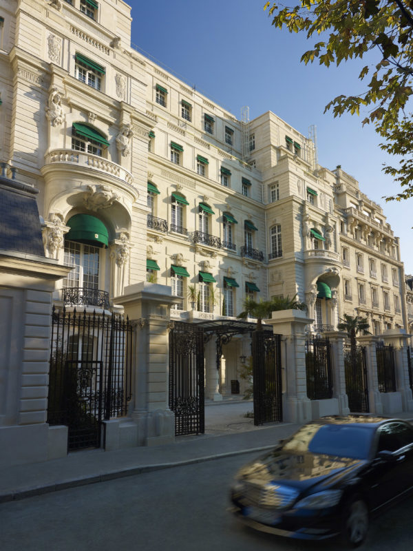 L’attribut alt de cette image est vide, son nom de fichier est Entrance-at-Shangri-La-Hotel-Paris.-600x800.jpg.